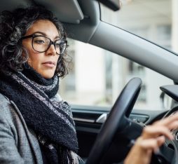 Une automobiliste utilise son smartphone