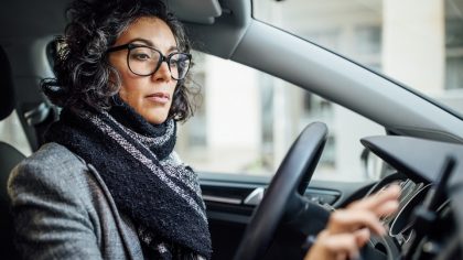 Une automobiliste utilise son smartphone