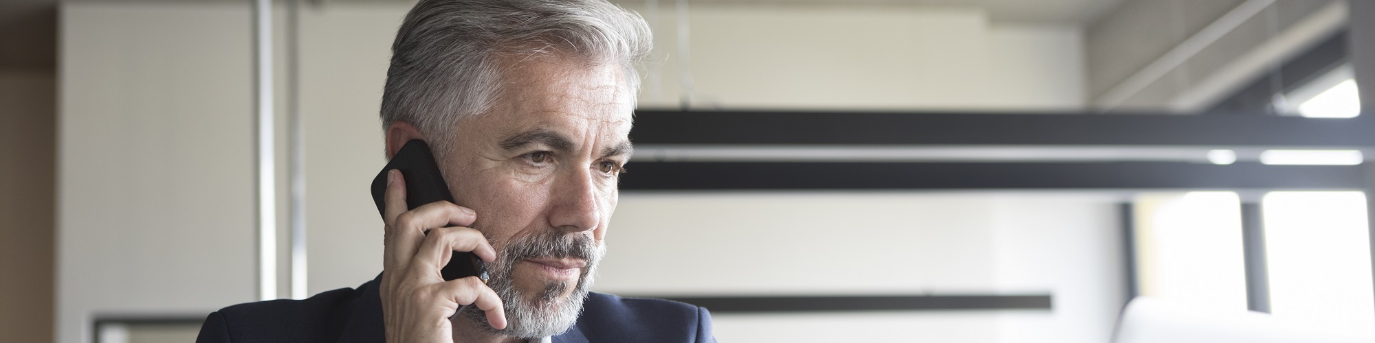 Un homme d'affaires au téléphone