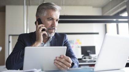 Un homme d'affaires au téléphone