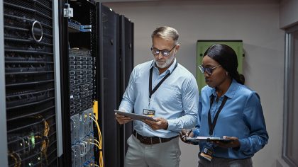Un homme et une femme à côté d'une armoire informatique