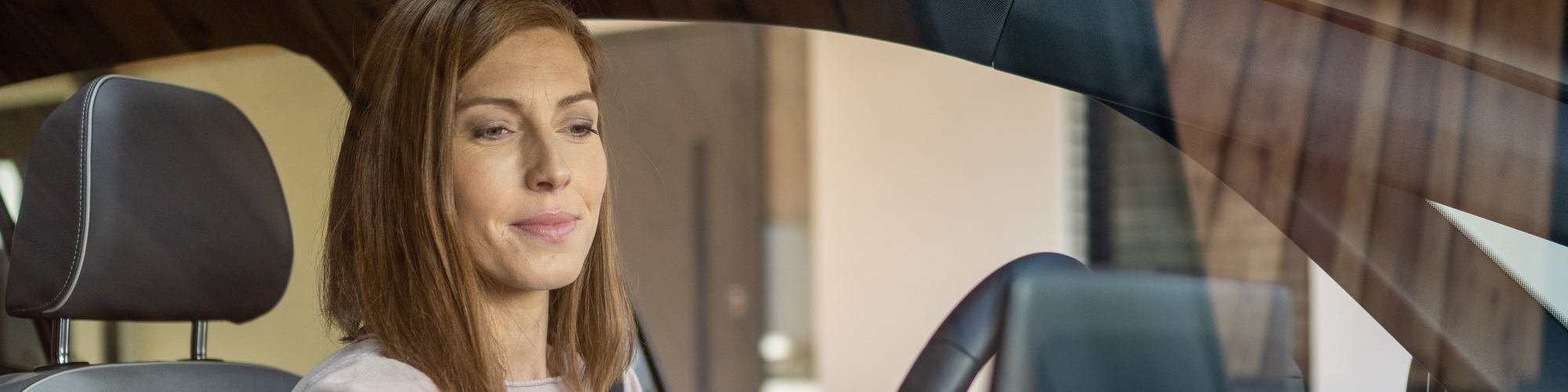 A driver uses global positioning system in her car / Une conductrice utilise un système GPS dans sa voiture