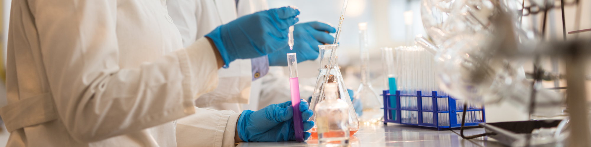 lab scientists / scientifiques en laboratoire