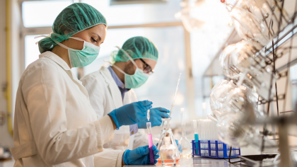 lab scientists / scientifiques en laboratoire