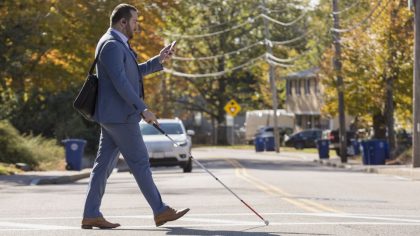GettyImages - malvoyant dans la rue - visually impaired person in the street