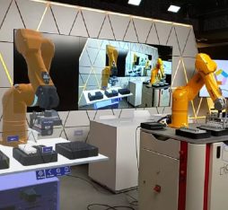 Orange - Un bras robot et son jumeau numérique - A robot arm and its digital twin
