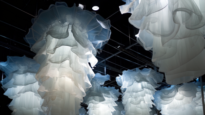 L’une des œuvres numériques de Joshua Vermillion, des lampes inspirées des méduses - One of Joshua Vermillion’s digital artworks featuring jellyfish inspired light fixtures.