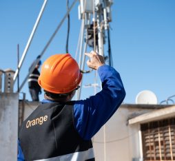 Pose d'une antenne sur un toit au Maroc par un employé Orange / Installation of an antenna on a roof in Morocco by an Orange employee - photo Irène de Rosen