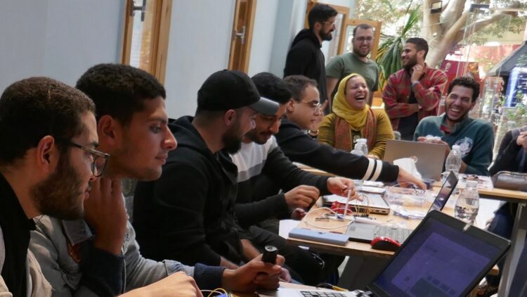 Excellente ambiance de travail pour les participants lors d'un hackathon au Caire, en Égypte